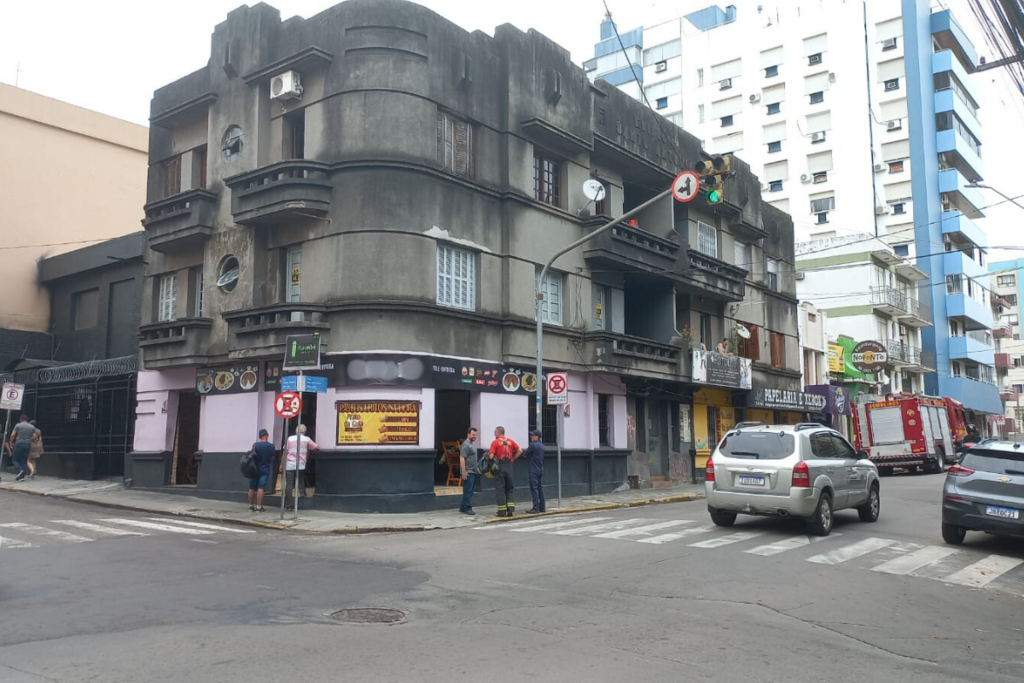 título imagem Princípio de incêndio atinge bar no centro de Santa Maria