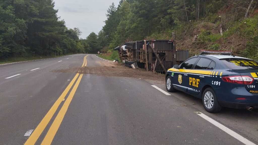 título imagem Motorista de caminhão sofre ferimentos graves após veículo tombar em rodovia da região