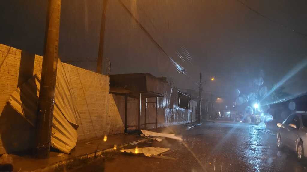 título imagem Temporal destelha casas, derruba árvores e deixa vários bairros de Santa Maria sem luz; saiba como pedir ajuda