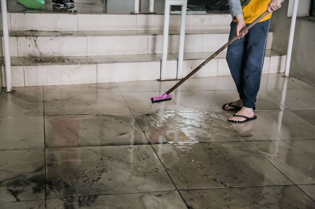 título imagem “Disseram que tinha uma cachoeira dentro da minha loja”, relata proprietária de bazar em Santa Maria atingido pela chuva