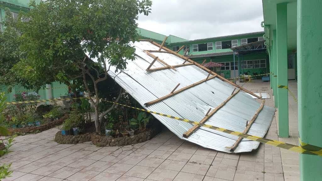 título imagem Telhado do Lar das Vovozinhas voa com o temporal em Santa Maria