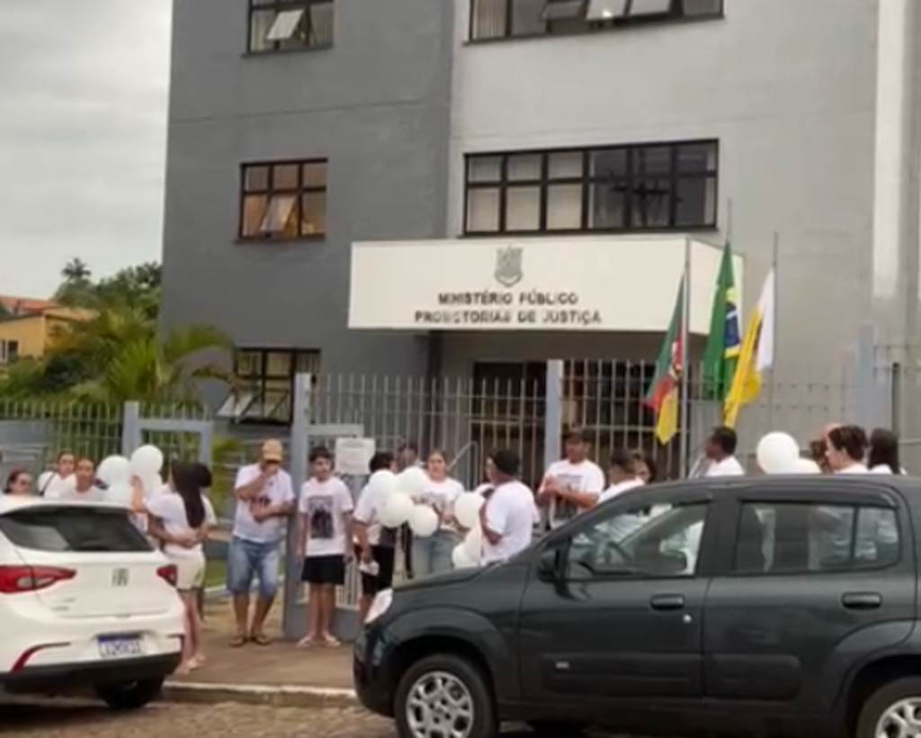 título imagem Familiares de casal de motociclistas morto em acidente na BR-158 realizam protesto por justiça em Cachoeira do Sul