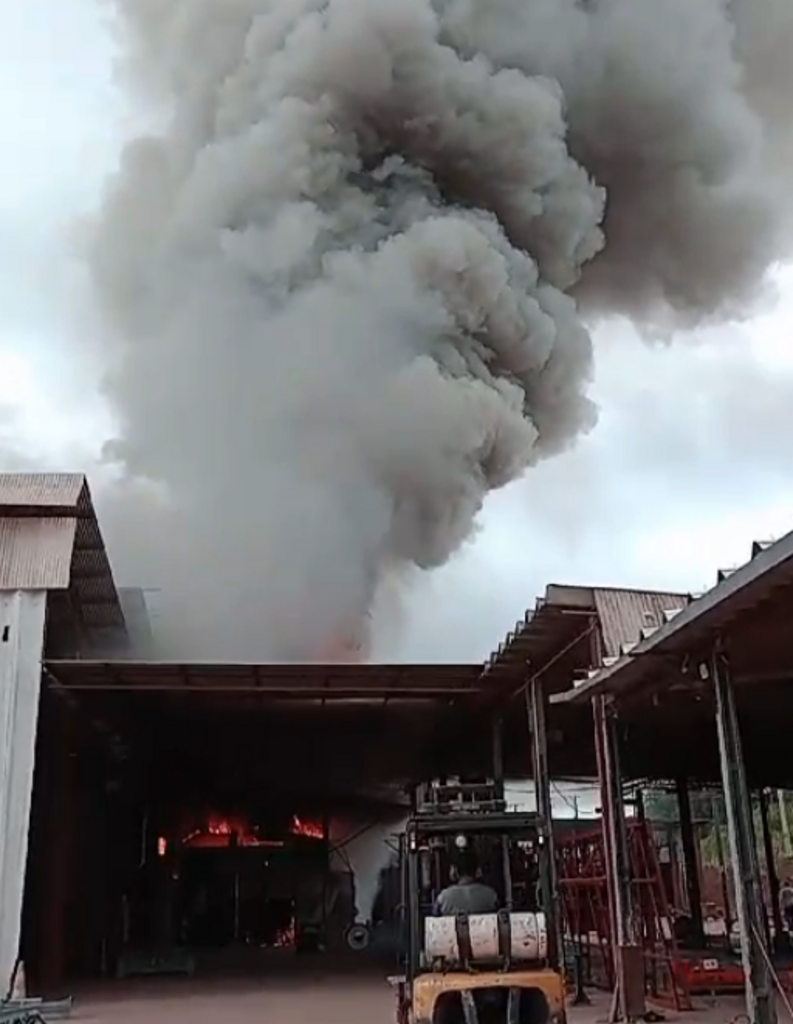título imagem Incêndio atinge empresa agrícola em Santa Maria na tarde desta quinta-feira; ninguém ficou ferido