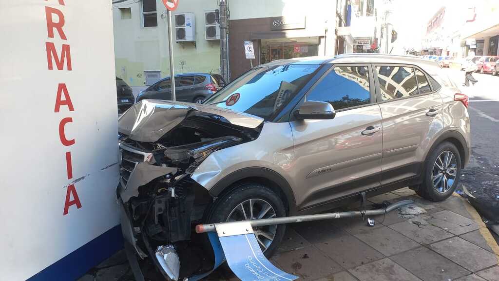 Acidente no centro de Santa Maria deixa mãe e filha feridas