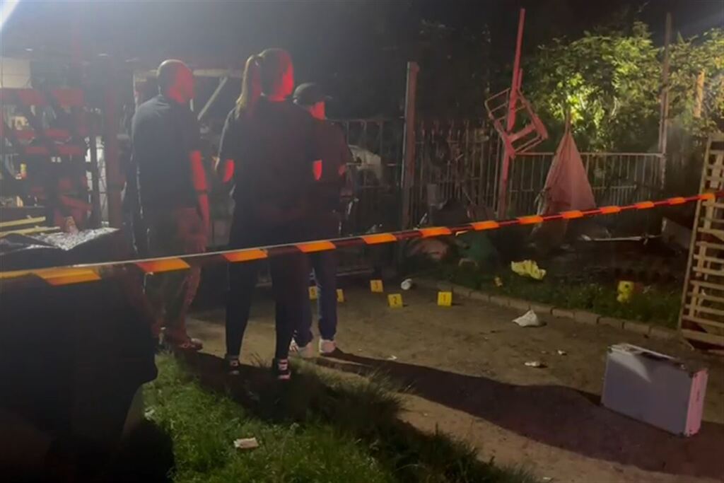 Galeria de imagens: Policiais da Delegacia de Homicídios (DPHPP) e Pronto-Atendimento (DPPA), estiveram no local do crime coletando informações para começar a investigação