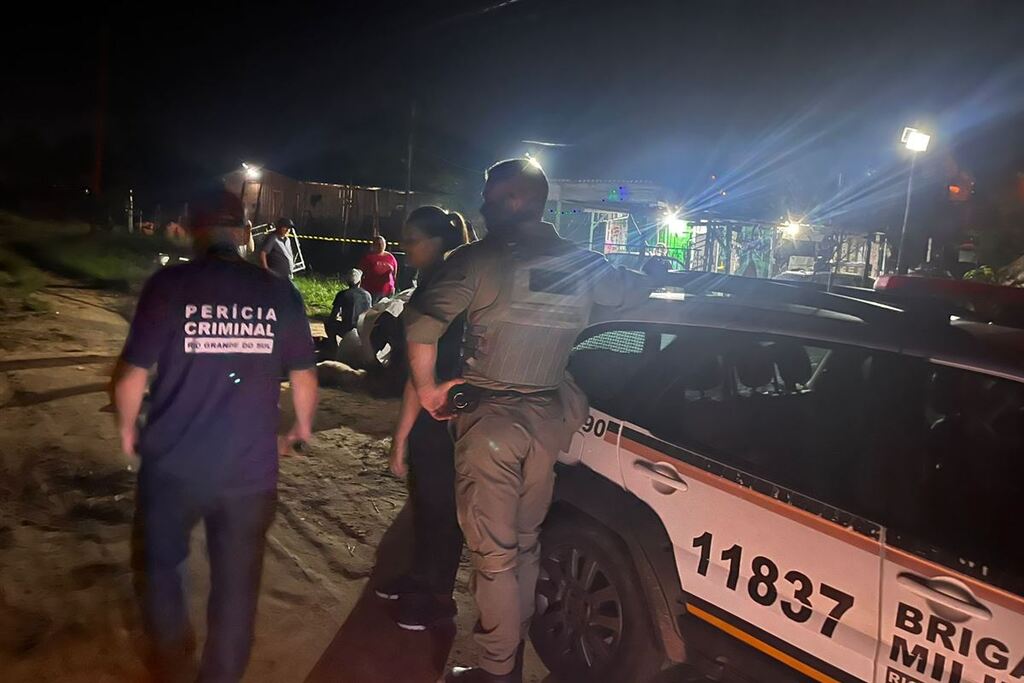 Galeria de imagens: Local do crime foi isolado até a chegada do Instituto-Geral de Perícias (IGP)