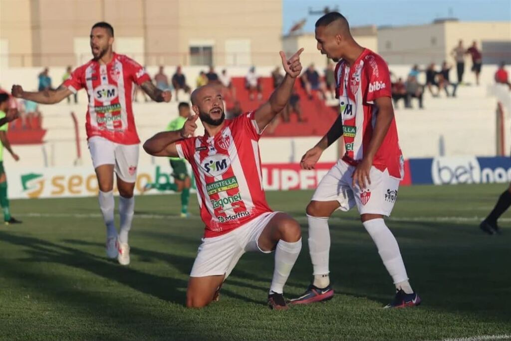 Foto: Sérgio Galvani (Guarany F.C.) - Michel comemora primeiro gol da temporada da equipe de Bagé