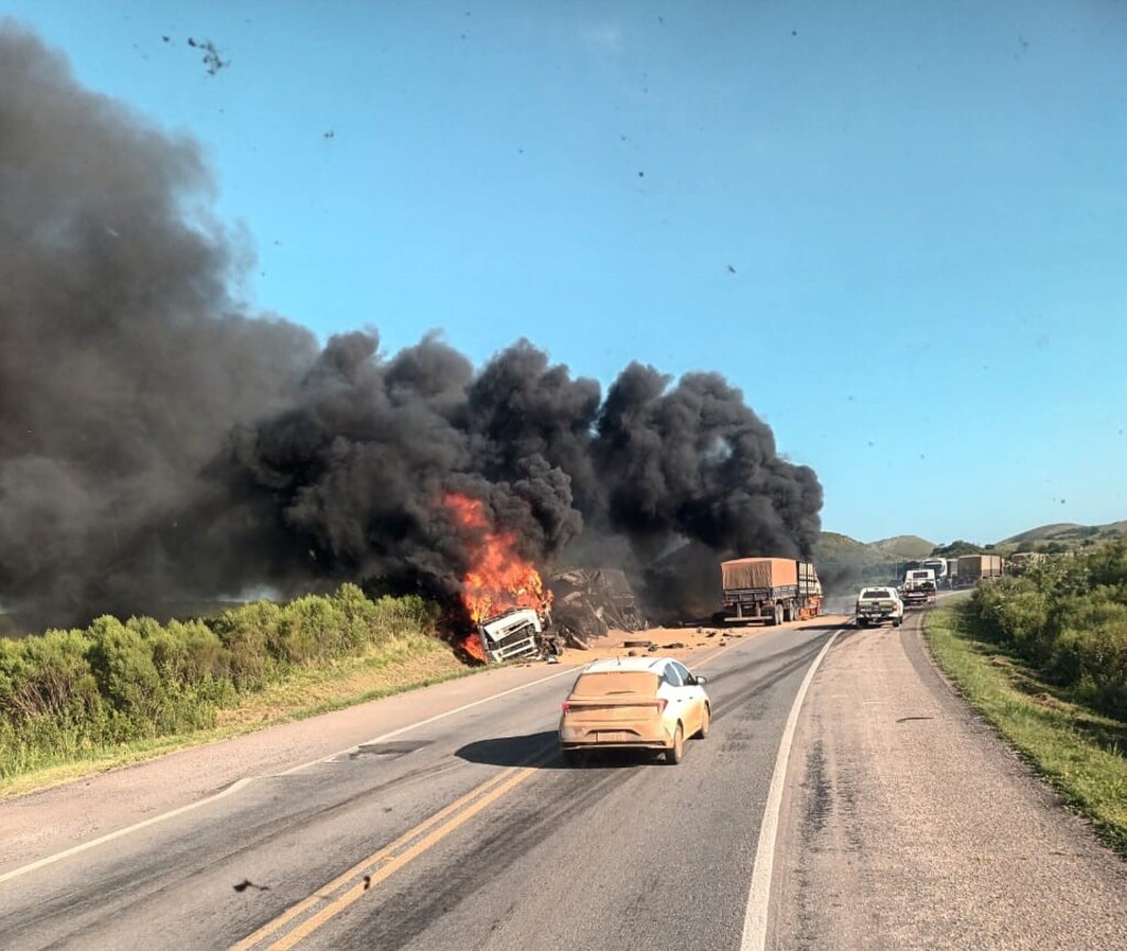 título imagem Grave acidente entre carretas na BR-392 deixa duas vítimas fatais e interdita a rodovia