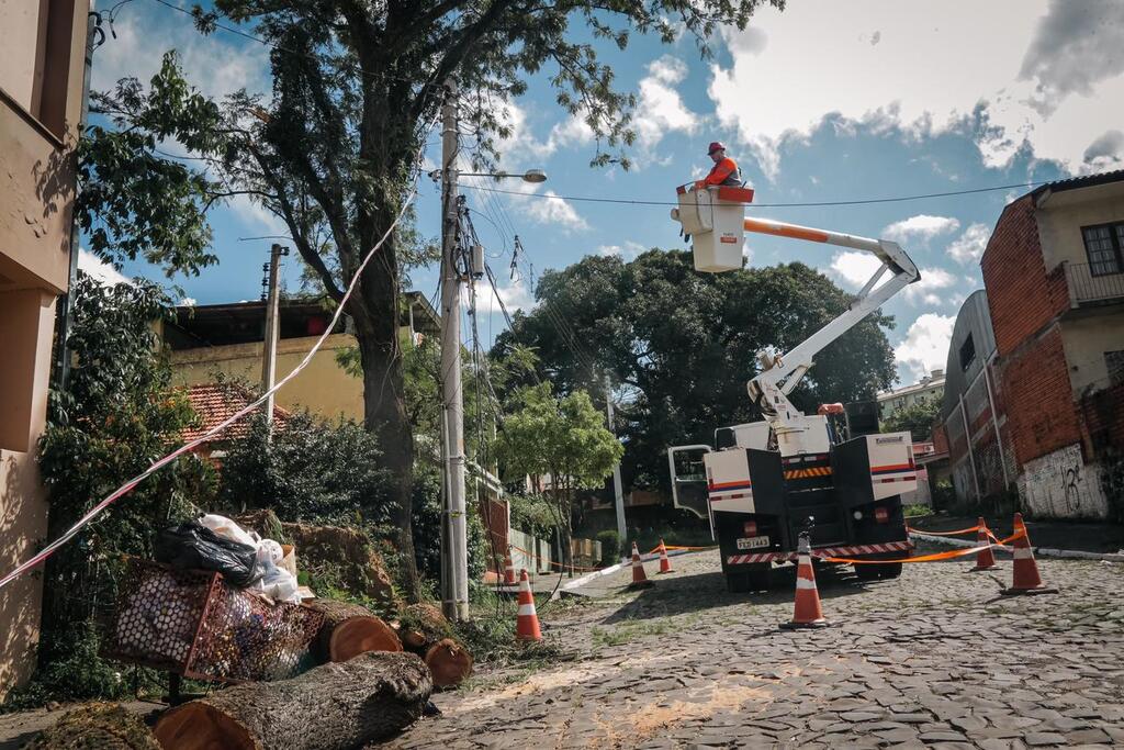 título imagem Engenheiro da UFSM cita alternativas para tentar reduzir tempo que consumidores ficam sem energia após temporais