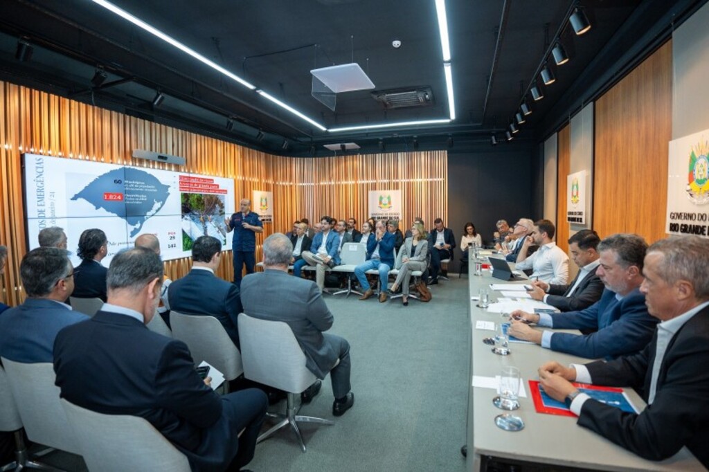 Leite anuncia projeto de lei sobre arborização e participação do Estado nos planos de contingência das concessionárias