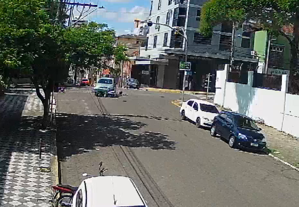 VÍDEO: colisão entre carro e moto deixa uma pessoa ferida no centro de Santa Maria