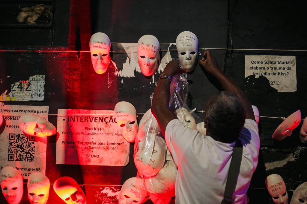 título imagem Um minuto de barulho, máscaras e leitura dos nomes das 242 vítimas marcam as homenagens pelos 11 anos da tragédia da Kiss em Santa Maria