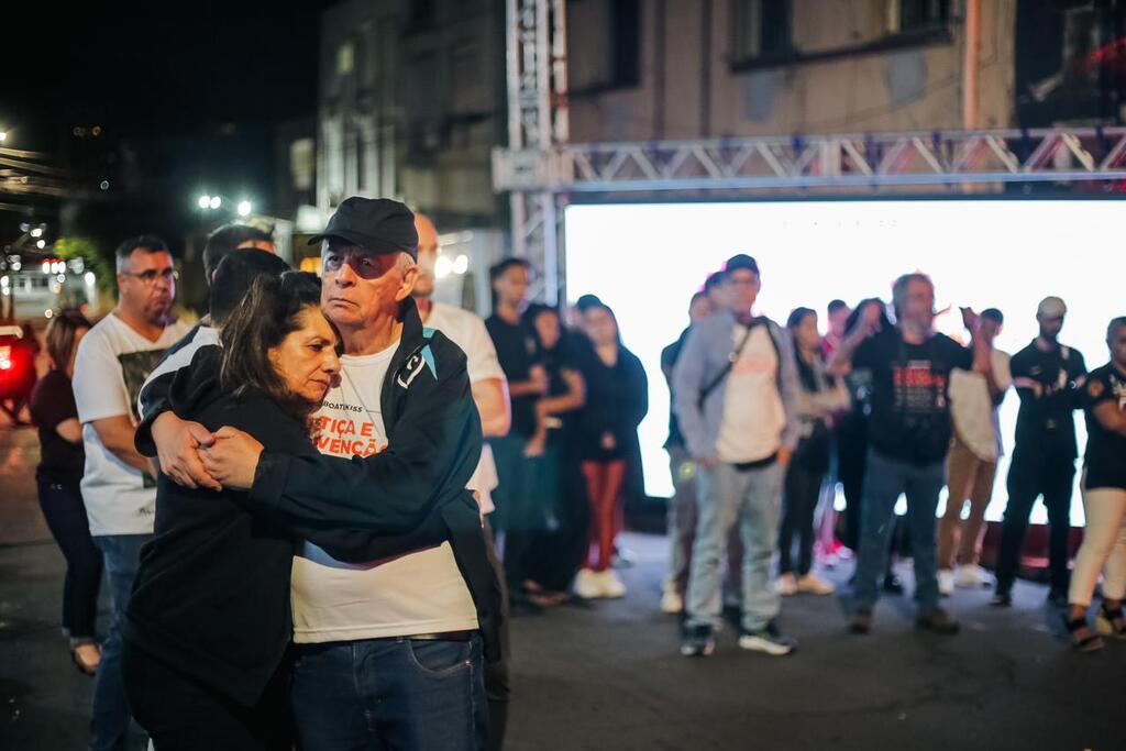 Um minuto de barulho, máscaras e leitura dos nomes das 242 vítimas marcam as homenagens pelos 11 anos da tragédia da Kiss em Santa Maria