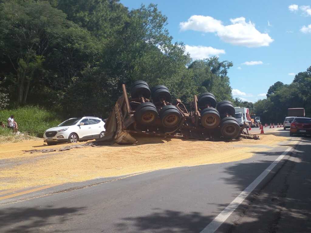 título imagem Veículo tomba na manhã deste domingo na BR-158, entre Itaara e Santa Maria