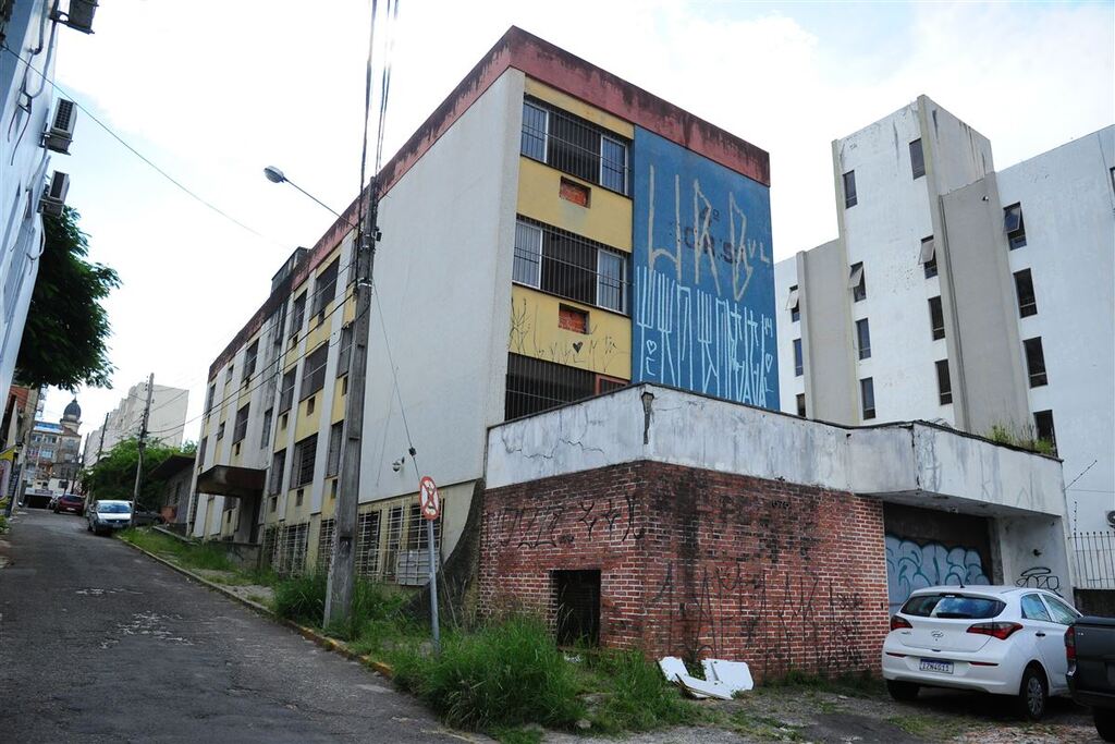 título imagem Homem se esconde dentro de caixa d'àgua para não ser preso após furtar prédio público em Santa Maria