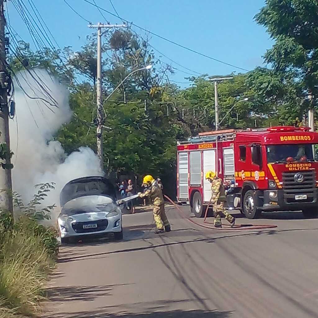 título imagem Carro pega fogo logo após sair de oficina mecânica em Santa Maria