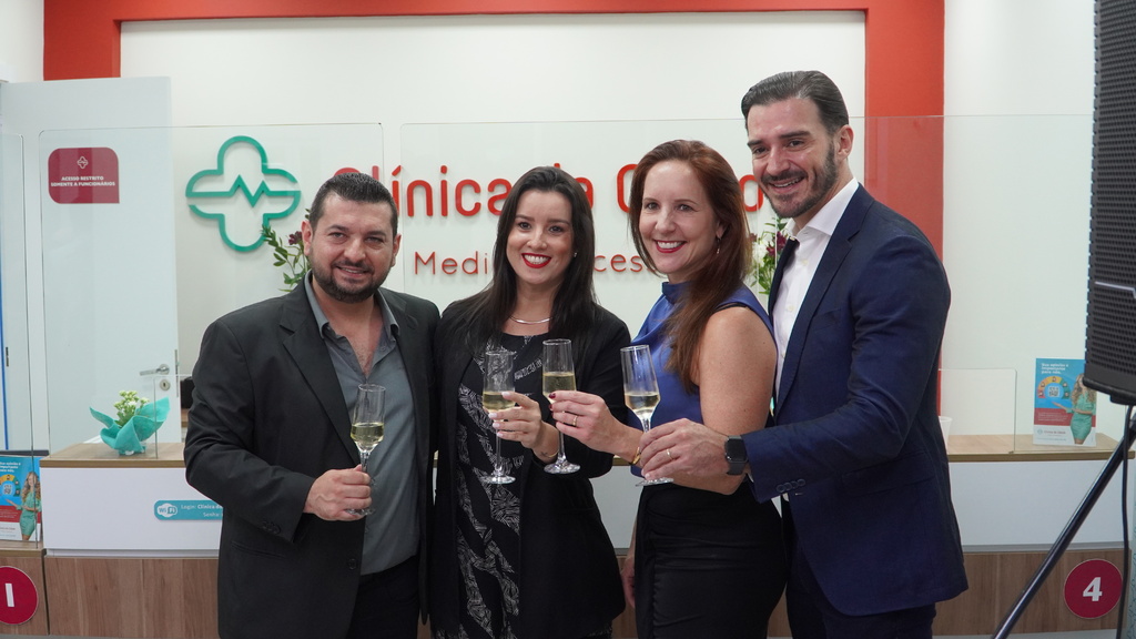 Gabriel de David - Da esquerda para direita, Diogo Matos, Maysa Ribeiro, Alessandra Blanco Souza e Túlio Souza celebram a inauguração da Clínica da Cidade