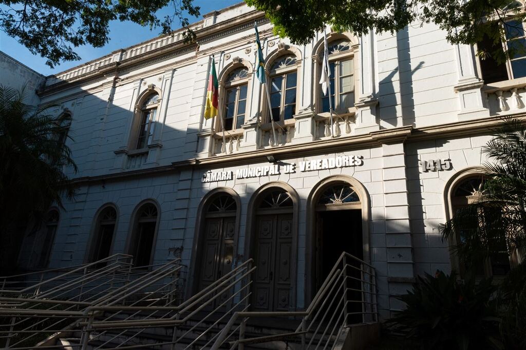 Homem é encontrado dormindo em telhado da Câmara de Vereadores de Santa Maria