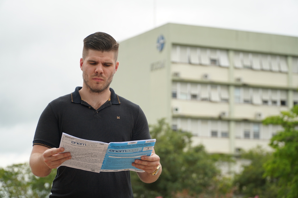 título imagem Santa-mariense nota mil na redação do Enem celebra aprovação em Medicina na UFSM: 