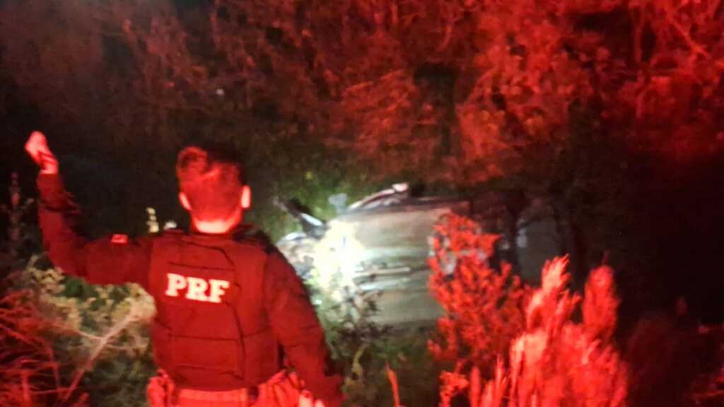 Duas pessoas ficam feridas após carro capotar na BR-392, em Santa Maria