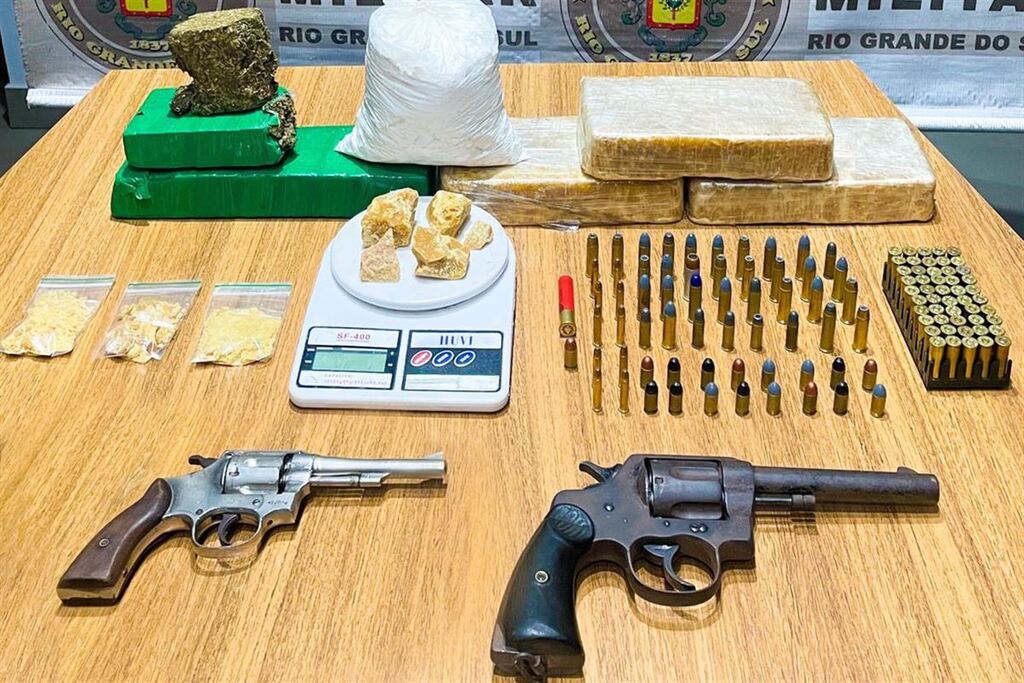Foto: Brigada Militar - Armas, grande quantidade de munições e porções de drogas foram apreendidas com o jovem