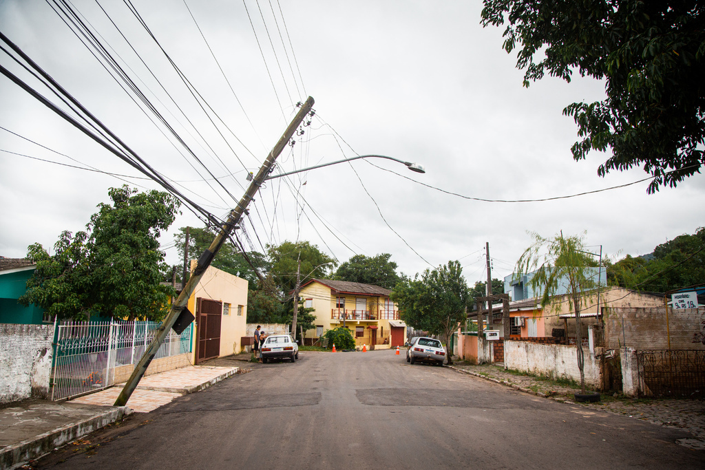 RGE prevê troca de todos os postes de madeira por concreto até 2027 em Santa Maria RGE prevê troca de todos os postes de madeira por concreto até 2027 em Santa Maria