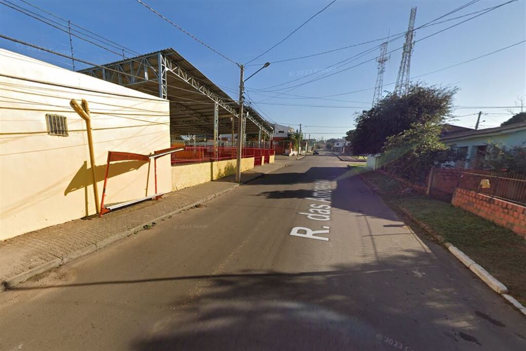 Pedestre tem celular roubado com arma na cabeça em Santa Maria