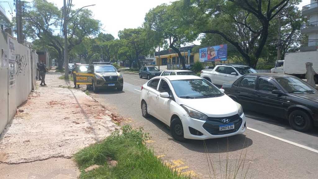 Homem é preso em flagrante após revista policial em veículo na Avenida Medianeira