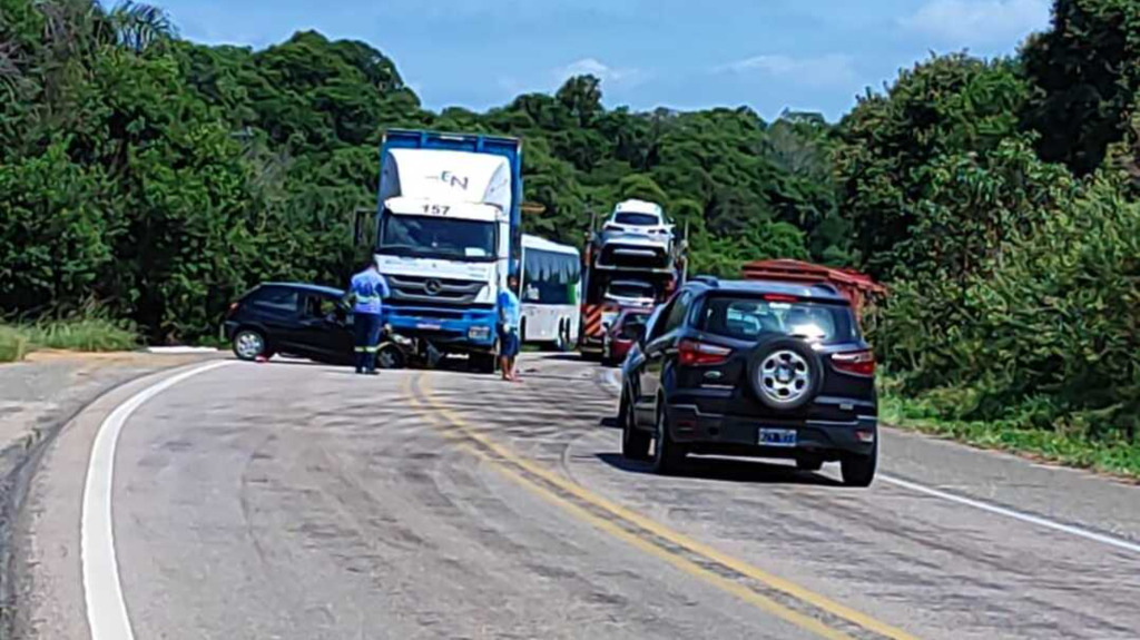 título imagem Colisão frontal deixa homem gravemente ferido em rodovia da região