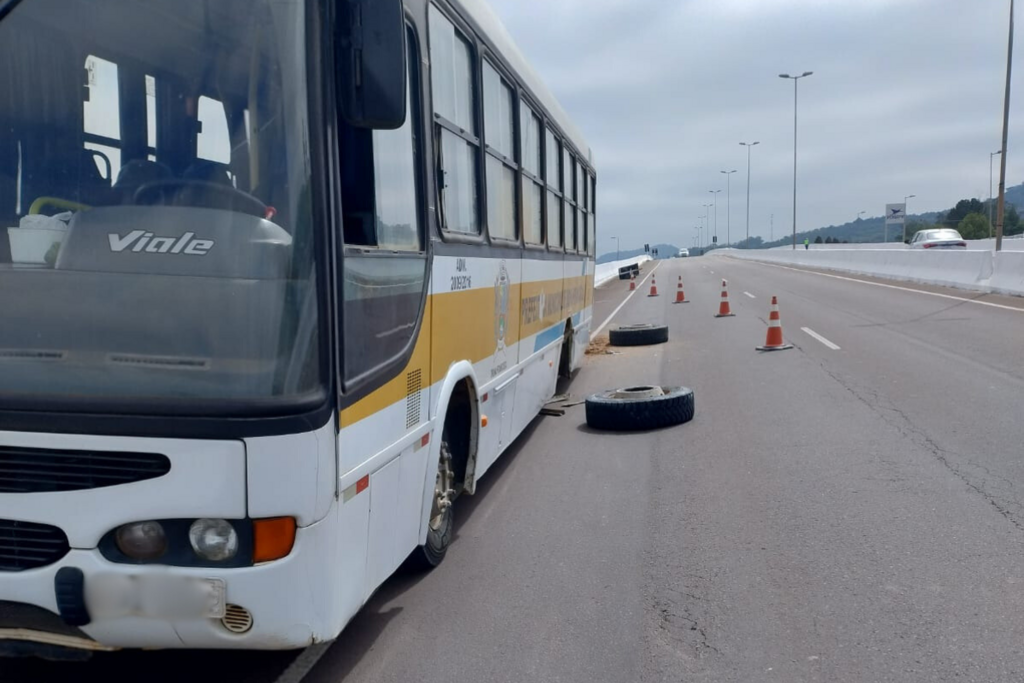 título imagem Pneus se soltam de ônibus de prefeitura da região ao passar sobre viaduto da BR-158