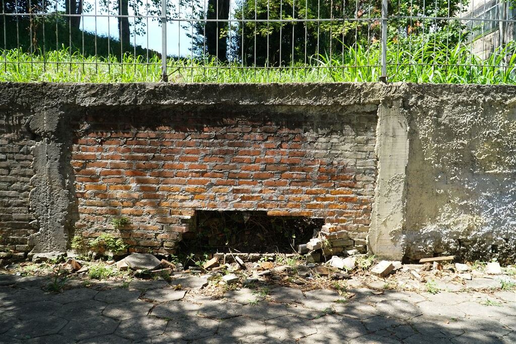 Após chuvas, parte de muro cede em rua movimentada de Santa Maria