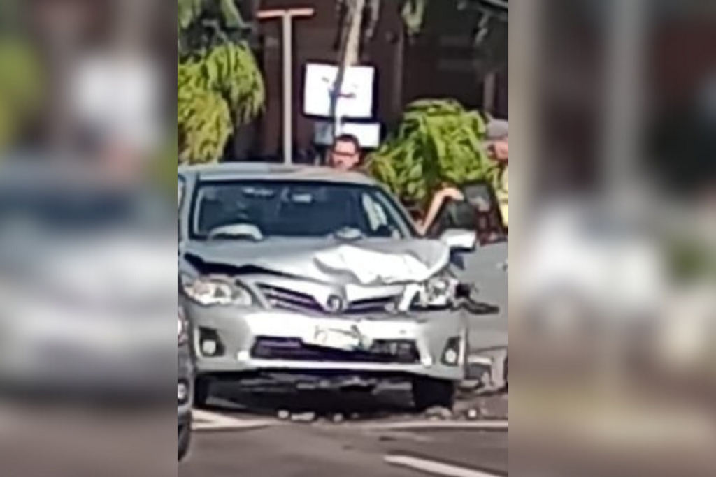 título imagem Colisão na tarde desta quarta entre dois carros causa lentidão na Avenida Dores, em Santa Maria