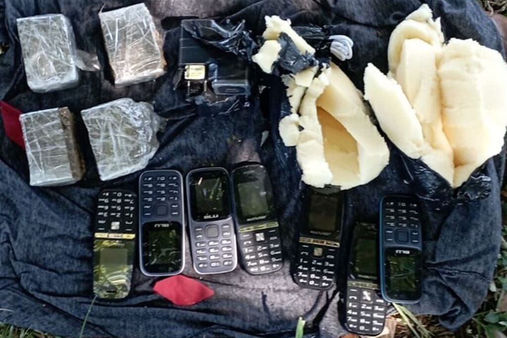 Foto: Brigada Militar - Material apreendido seria arremessado para dentro da Pesm