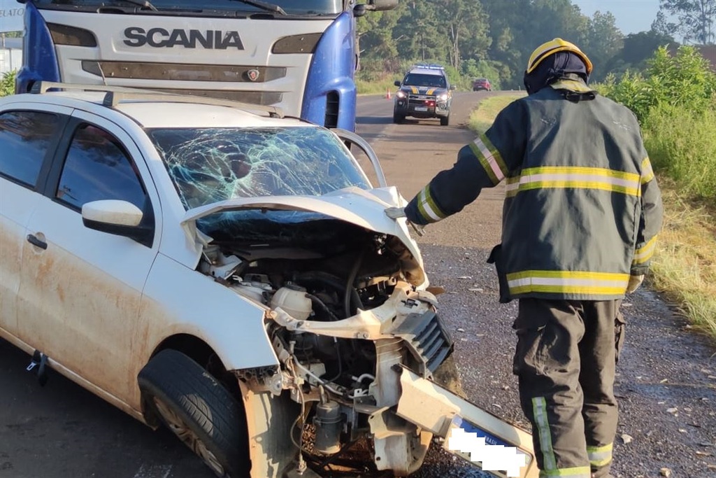 título imagem Acidente entre carro e caminhão deixa duas pessoas feridas na BR-158