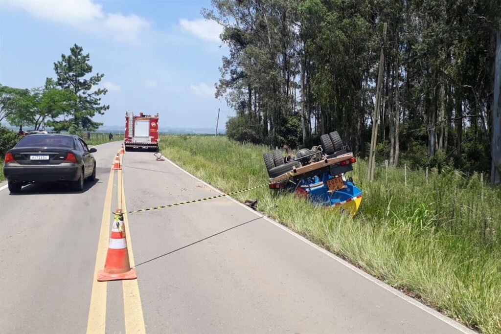 Caminhão de combustíveis tomba na ERS-149 em Restinga Sêca
