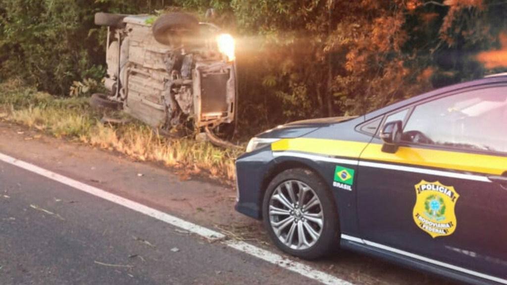 Adolescente desobece ordem de parada, foge e capota carro em Jaguari