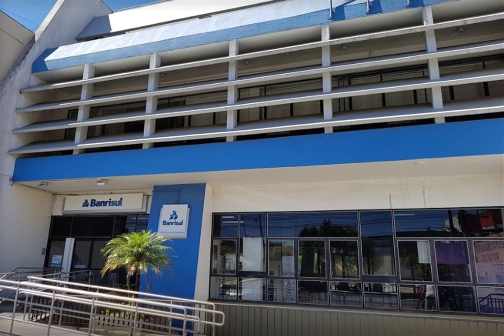 título imagem Banrisul tem lucro líquido de R$ 304 milhões no 4º trimestre de 2023; valores representam uma alta de 138,6%