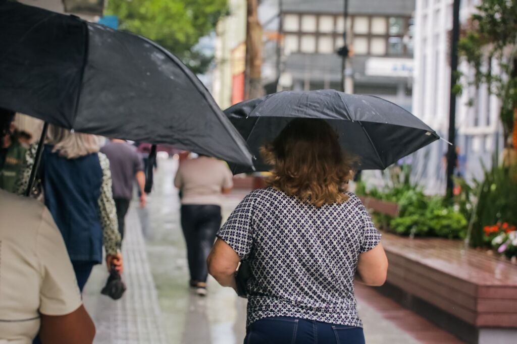 título imagem Desconforto térmico ultrapassa os 45°C em Santa Maria nesta segunda; instabilidade deve marcar a semana na Região Central