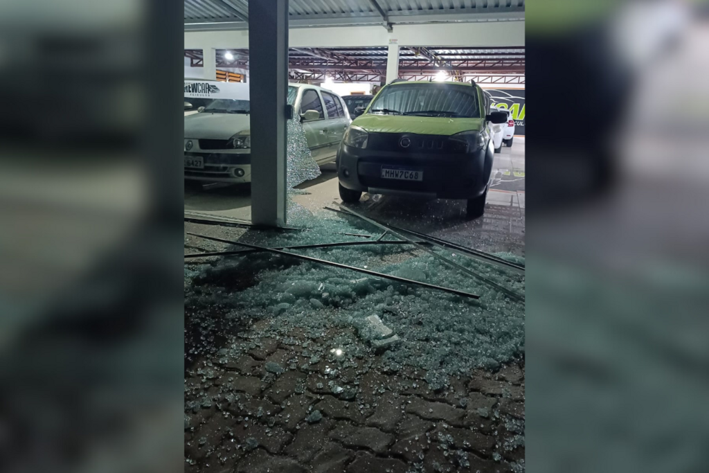 Galeria de imagens: Na madrugada do dia 24/01/24 criminosos invadiram a revenda e furtaram uma moto de trilha infantil e uma camionete Ecosport