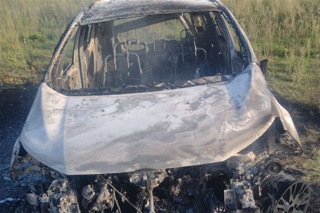 Galeria de imagens: Camionete foi localizada incendiada na manhã do dia 24/01/24 na Rua Apóstolo Lucas, no bairro Nova Santa Marta