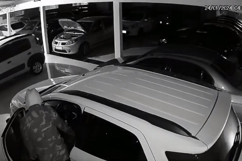 Galeria de imagens: Criminosos furtaram uma camionete Ecosport que foi encontrada horas depois incendiada no bairro Nova Santa Marta