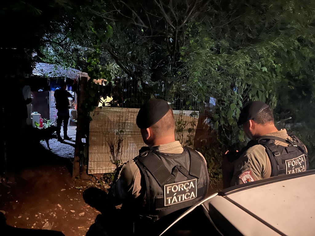 Galeria de imagens: Elisandra Leão da Silva, 42 anos foi morta com um tiro na cabeça na Rua Antônio Abraão Berleze, no Beco da Tela, bairro João Goulart