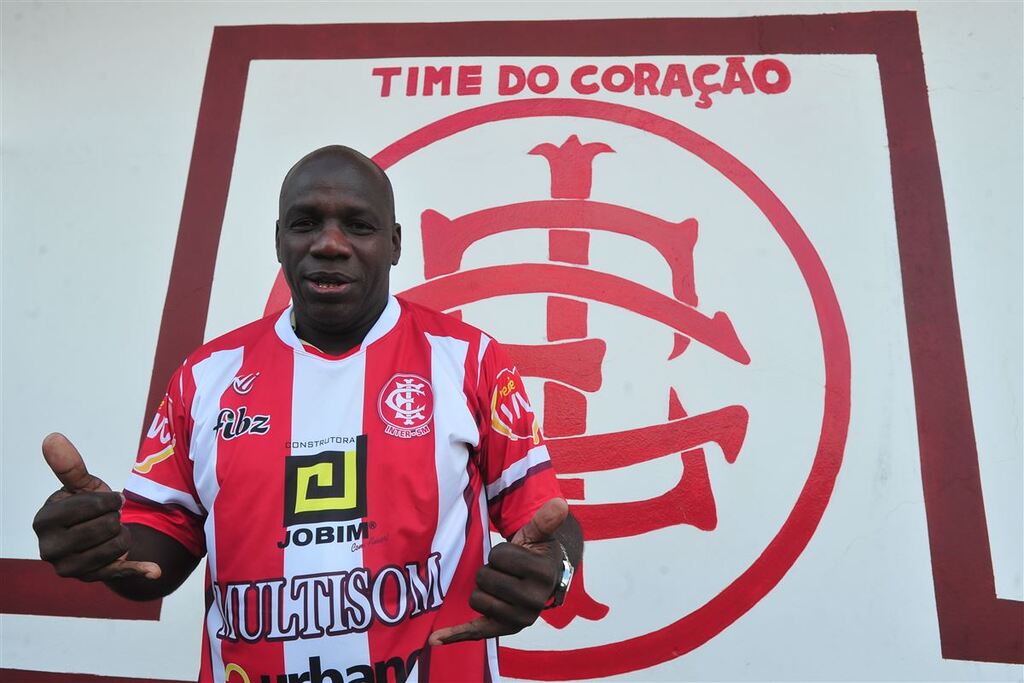título imagem Lembra dele? Treinador com passagem relâmpago pelo Inter-SM quase perdeu a vida em tiroteio no RJ e hoje auxilia a esposa na venda de biquínis