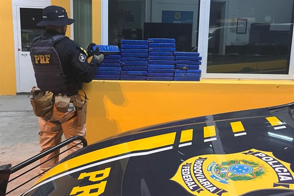 Jovem é preso pela PRF com mais de 25 quilos de maconha na BR-158 Jovem é preso pela PRF com mais de 25 quilos de maconha na BR-158