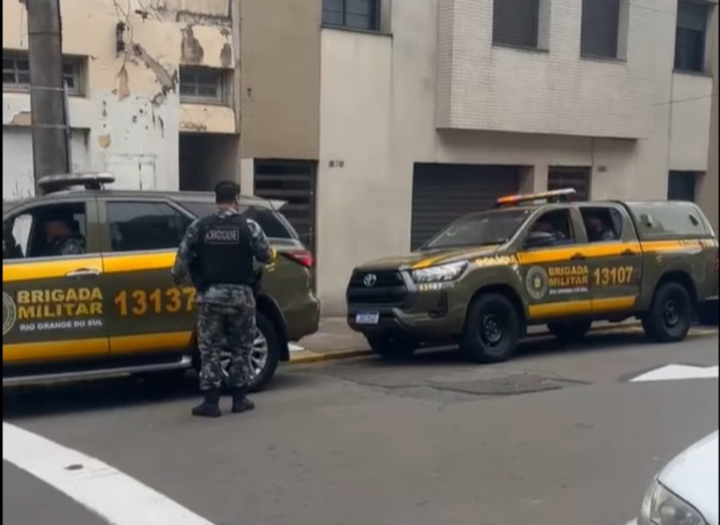 Após troca de tiros com a polícia no centro de Santa Maria, foragido de 19 anos é baleado e morre