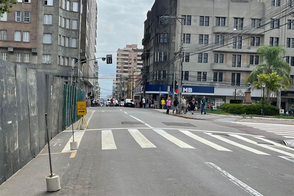 título imagem Obra de revitalização da Praça Saldanha Marinho exige atenção aos pedestres que transitam no entorno