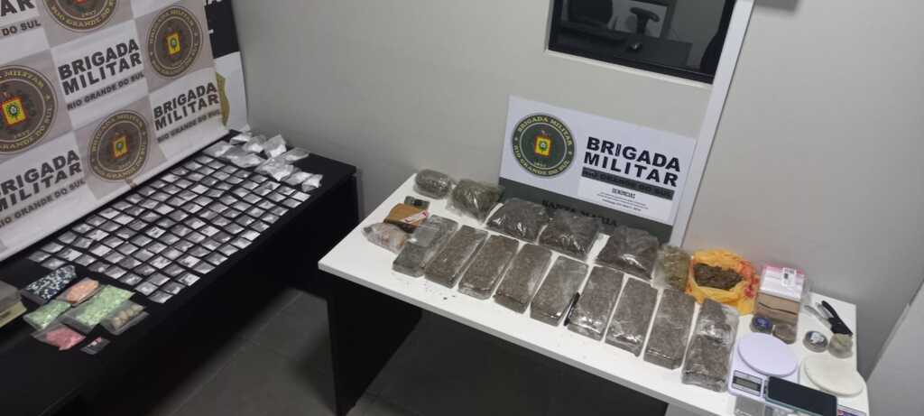 Brigada Militar apreende grande quantidade de drogas em Santa Maria; dupla é presa em flagrante Brigada Militar apreende grande quantidade de drogas em Santa Maria; dupla é presa em flagrante