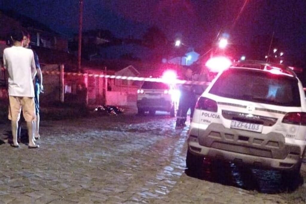 Jovem é executado a tiros e tem casa incendiada em Santa Maria