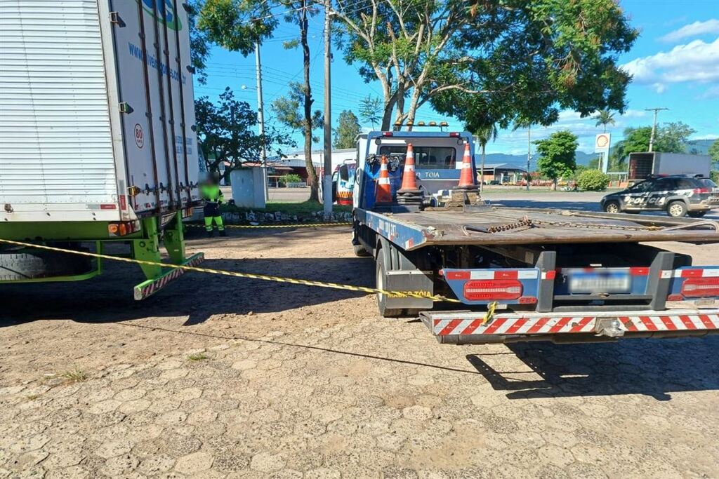 título imagem Motorista morre prensado por caminhão em posto de combustíveis na região