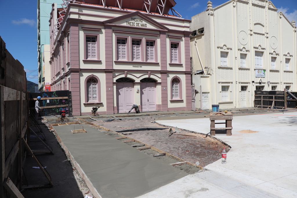 Galeria de imagens: Equipe da Construtora Jobim realizada a concretagem do piso em frente ao Theatro Treze de Maio